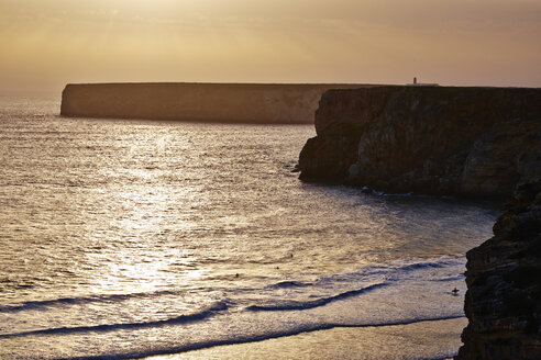 Portugal, Algarve, Sagres, Strand von Beliche in der Dämmerung - MRF001565