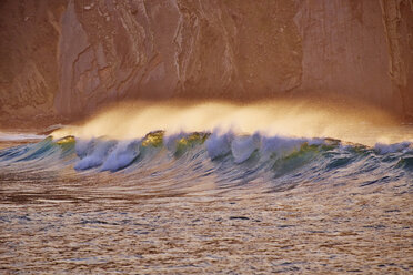 Portugal, Algarve, Sagres, waves at Beliche Beach - MRF001567