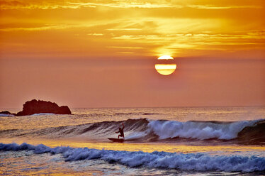 Portugal, Algarve, Sagres, Cordoama Beach, Sonnenuntergang über dem Atlantik - MRF001538