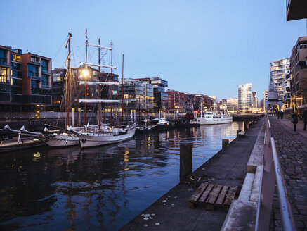 Deutschland, Hamburg, Magellan-Terrassen an der Hafencity in der Abenddämmerung - KRPF001379