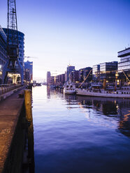 Deutschland, Hamburg, Magellan-Terrassen an der Hafencity in der Abenddämmerung - KRPF001381