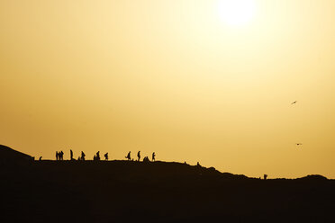 Portugal, Algarve, Sagres, Cabo Sao Vicente, Silhouette von Menschen bei Sonnenuntergang - MR001539