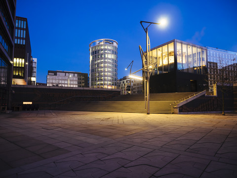 Deutschland, Hamburg, Magellan-Terrassen an der Hafencity in der Abenddämmerung, lizenzfreies Stockfoto