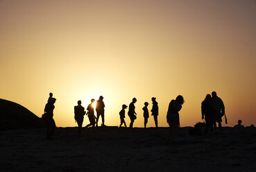 Portugal, Algarve, Sagres, Cabo Sao Vicente, Silhouette von Menschen bei Sonnenuntergang - MR001547