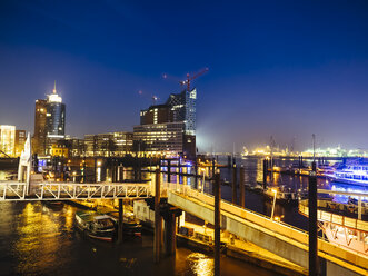 Deutschland, Hamburg, Blick auf die Elbphilharmonie in der Abenddämmerung - KRPF001384