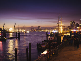 Deutschland, Hamburg, Hafen und Blick auf St. Pauli bei Nacht - KRPF001385