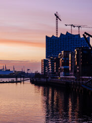 Deutschland, Hamburg, Blick von den Marco-Polo-Terrassen auf die Elbphilharmonie in der Abenddämmerung - KRPF001386