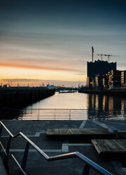 Deutschland, Hamburg, Blick von den Marco-Polo-Terrassen auf die Elbphilharmonie in der Abenddämmerung - KRPF001387