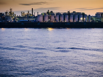 Deutschland, Hamburg, Hafen, Industrieanlage an der Elbe bei Nacht - KRPF001388