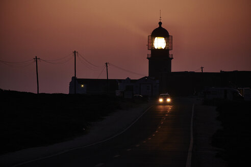Portugal, Algarve, Sagres, Leuchtturm am Cabo Sao Vicente in der Abenddämmerung - MRF001549