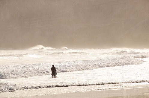 Portugal, Algarve, Sagres, Mareta Strand, Frau im Meer - MRF001551