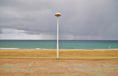 Portugal, Algarve, Salema, Strand und Straßenlaterne - MRF001576