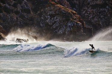 Portugal, Algarve, Sagres, Zavial Beach, surfer on the ocean - MRF001581