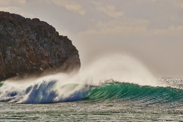 Portugal, Algarve, Sagres, Zavial Beach, wave - MRF001594