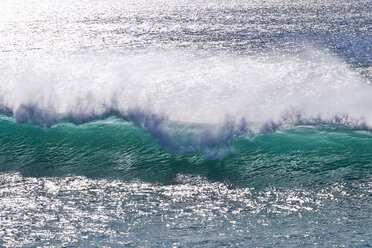 Portugal, Algarve, Atlantischer Ozean, Welle - MRF001582