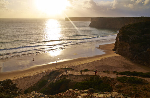 Portugal, Algarve, Sagres, Strand von Beliche bei Sonnenuntergang - MRF001584