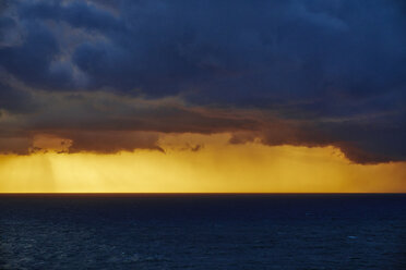 Portugal, Algarve, Sonnenuntergang über dem Atlantischen Ozean - MRF001586