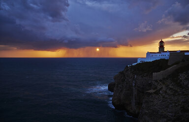 Portugal, Algarve, Sagres, Leuchtturm am Cabo Sao Vicente bei Sonnenuntergang - MRF001587