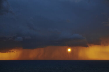 Portugal, Algarve, Sonnenuntergang über dem Atlantischen Ozean - MRF001588