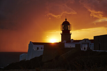 Portugal, Algarve, Sagres, Leuchtturm am Cabo Sao Vicente bei Sonnenuntergang - MRF001589