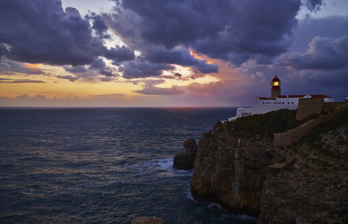 Portugal, Algarve, Sagres, Leuchtturm am Cabo Sao Vicente bei Sonnenuntergang - MRF001591