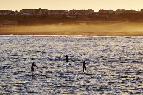 Portugal, Algarve, Sagres, drei Stand Up Paddle Surfer am Martinhal Strand, lizenzfreies Stockfoto