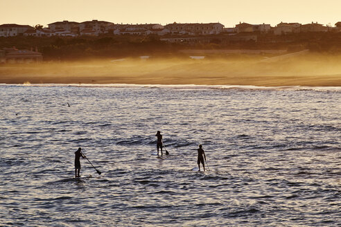 Portugal, Algarve, Sagres, drei Stand Up Paddle Surfer am Martinhal Strand - MRF001597