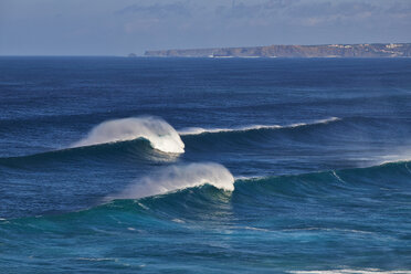 Portugal, Algarve, Sagres, Bodeira Beach, waves on Atlantic Ocean - MRF001541
