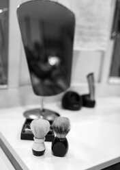 Zwei Rasierpinsel und ein Spiegel in einem Friseursalon - MGOF000148