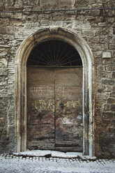 Italien, Ascoli Piceno, Graffiti auf alter Holzeingangstür - LSF000002