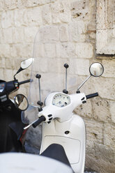 Italien, Ascoli Piceno, weißer Vespa-Roller vor antikem Gebäude geparkt - LSF000004