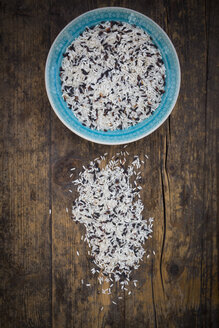Bio-Basmati-Reis in Schale und auf dunklem Holz - LVF003068
