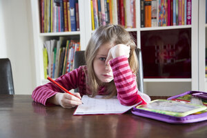 Frustriertes Mädchen bei den Hausaufgaben - SARF001563