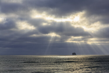 USA, Staat Washington, Olympic Peninsula, Olympic National Park, Pazifischer Ozean, Sonnenstrahlen am Rubby Beach - FOF007899