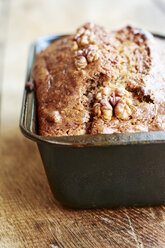 Bananenbrot mit Walnüssen in einer Brotform - HAWF000741