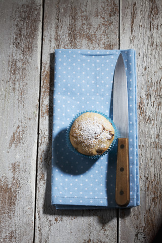 Muffins, Messer und Tuch auf Holz, lizenzfreies Stockfoto