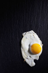 Fried hen's egg on slate - CSF025008