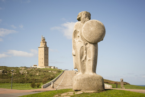 Spanien, Galicien, La Coruna, Breogan-Statue und römischer Leuchtturm Torre de Hercules, lizenzfreies Stockfoto