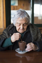 Alte Frau trinkt eine heiße Schokolade - RAEF000091
