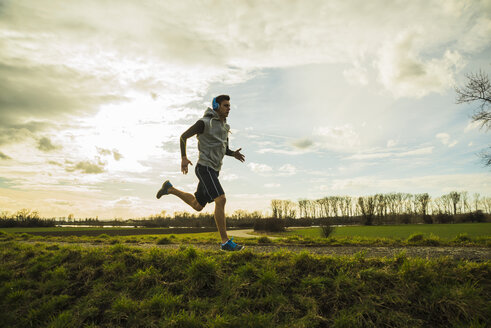 Deutschland, Mannheim, junger Mann beim Joggen - UUF003663