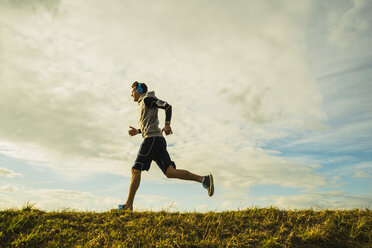 Deutschland, Mannheim, junger Mann beim Joggen - UUF003624