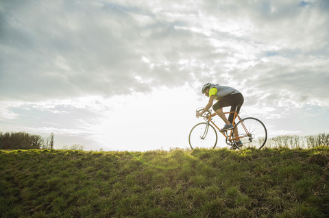 Deutschland, Mannheim, junger Mann fährt Fahrrad, lizenzfreies Stockfoto