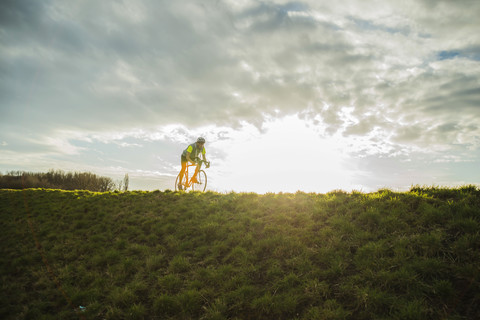 Deutschland, Mannheim, junger Mann fährt Fahrrad, lizenzfreies Stockfoto