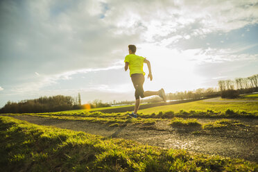 Deutschland, Mannheim, junger Mann beim Joggen - UUF003659