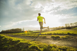 Deutschland, Mannheim, junger Mann beim Joggen - UUF003659