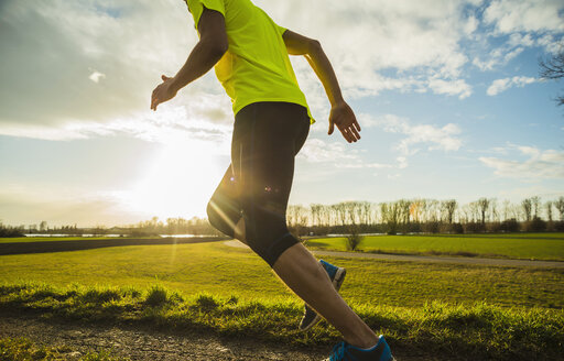 Deutschland, Mannheim, junger Mann beim Joggen - UUF003655