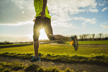 Deutschland, Mannheim, junger Mann beim Joggen - UUF003645