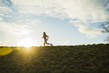 Deutschland, Mannheim, junger Mann joggt bei Sonnenaufgang - UUF003642