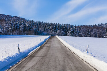 Germany, Baden-Wuerttemberg, Swabian Alb, country road in winter - WDF002986