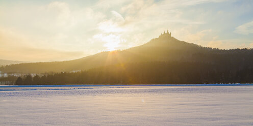 Deutschland, Baden-Württemberg, Blick auf die Burg Hohenzollern im Winter in der Morgensonne - WDF002987